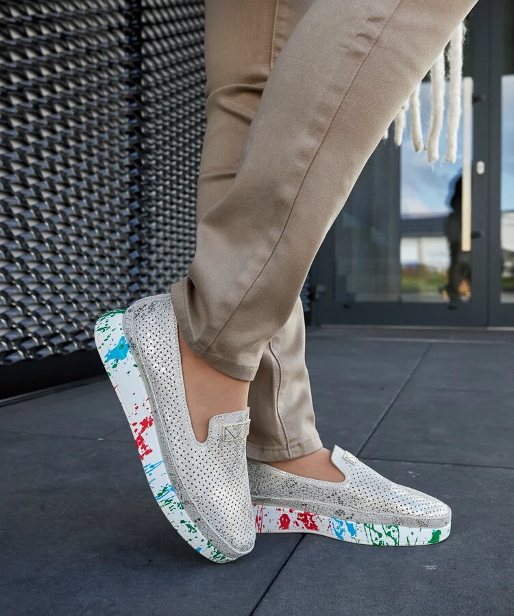 Beżowe półbuty na kolorowym koturnie Santina