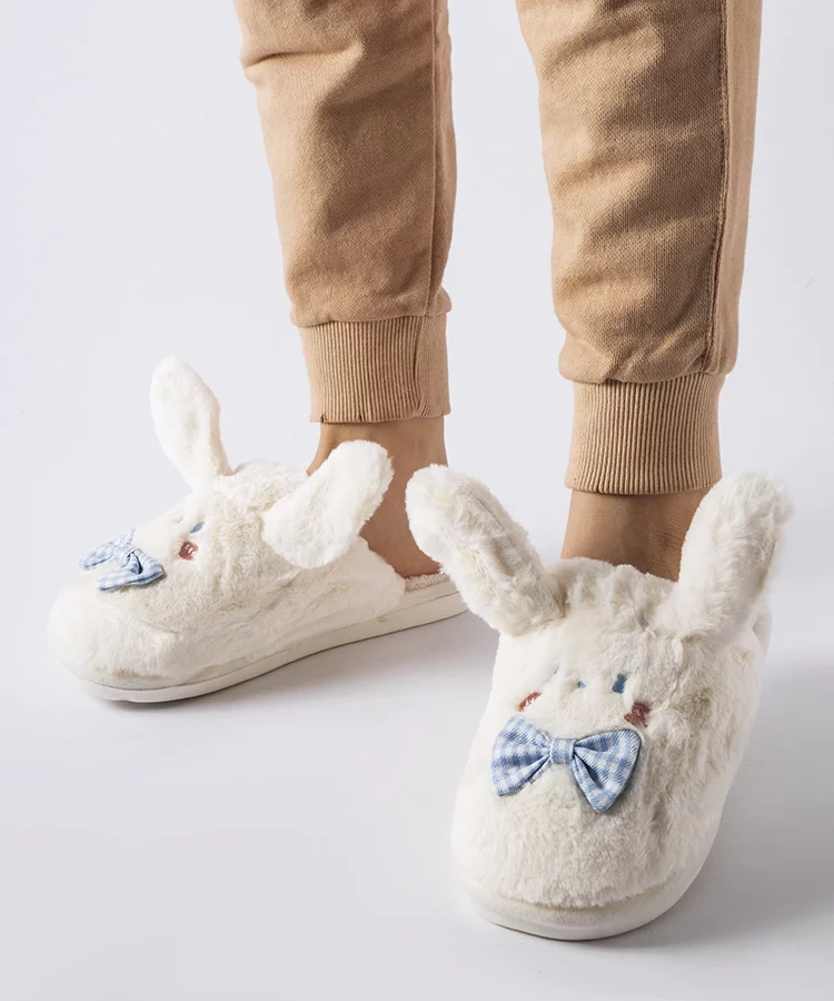 Białe kapcie z uszami i kokardką Bruna
