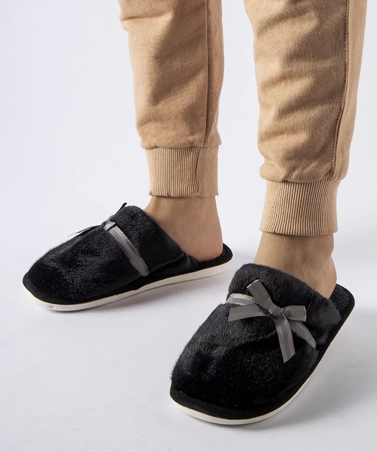 Czarne ciepłe kapcie z kokardką Antonino