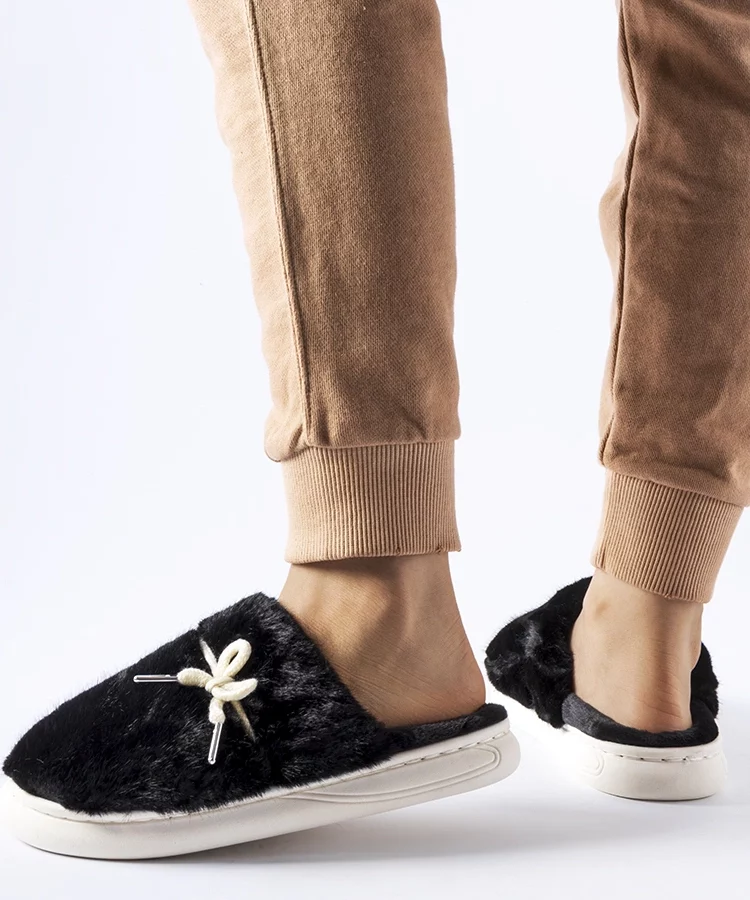 Czarne kapcie z ozdobnym sznureczkiem Medoro