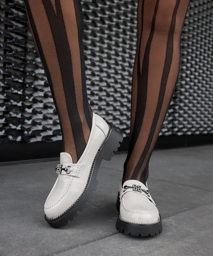 Szare lakierowane mokasyny z cyrkoniami Casine