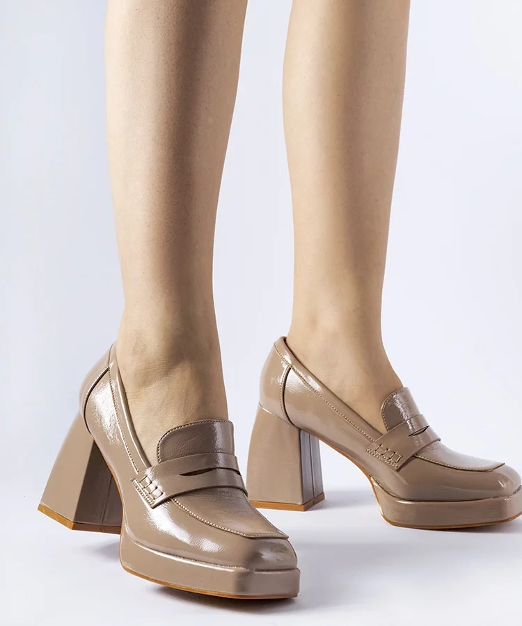 Beżowe lakierowane czółenka na słupku West