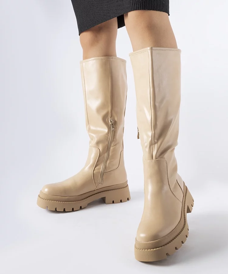 Beżowe płaskie klasyczne kozaki Christien