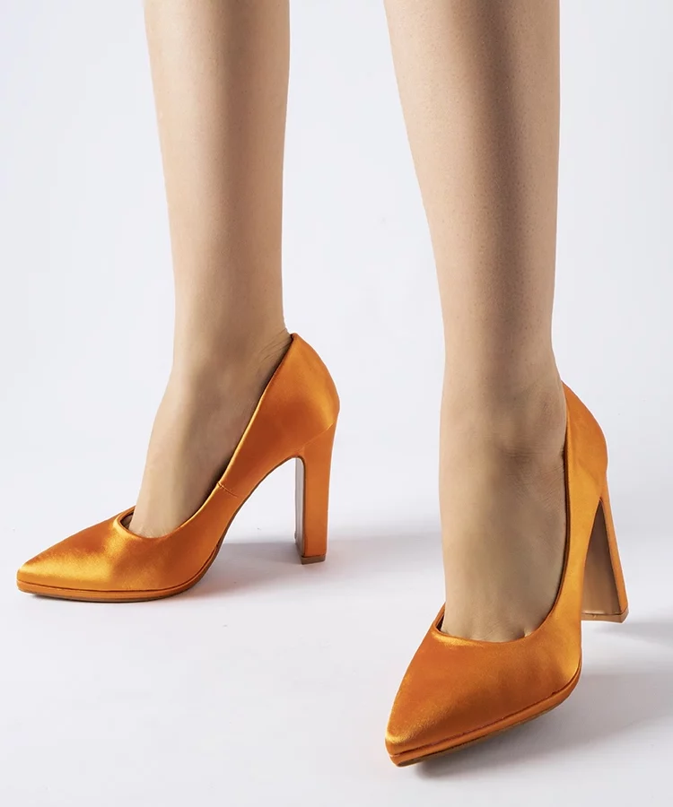 Pomarańczowe satynowe czółenka na słupku Rivers