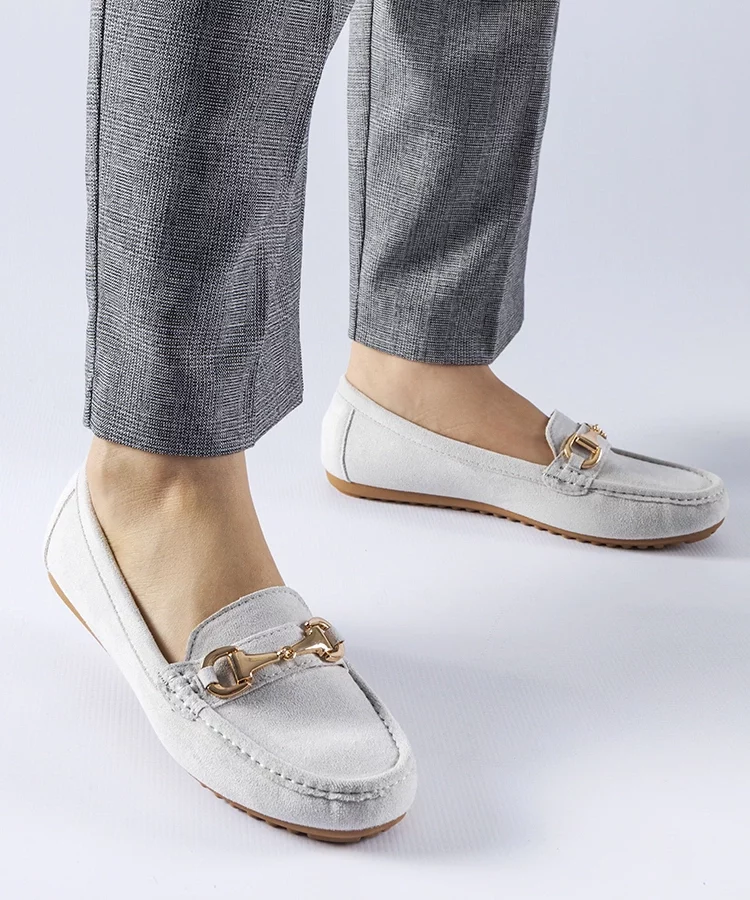 Szare mokasyny ozdobione klamerką Fernanda