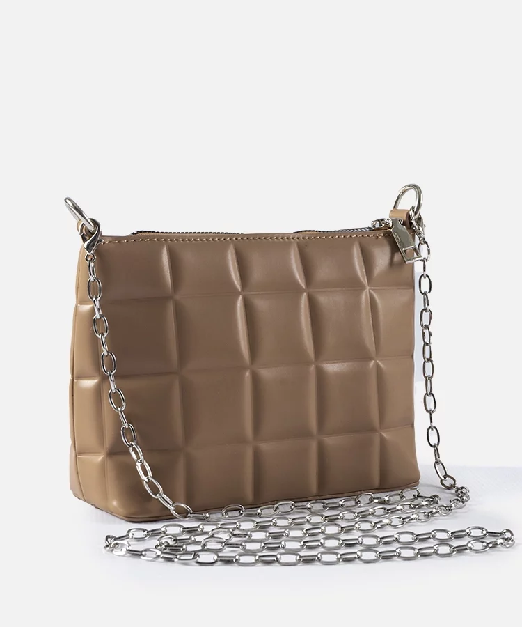 Beżowa torebka pikowana z łańcuszkiem Laas