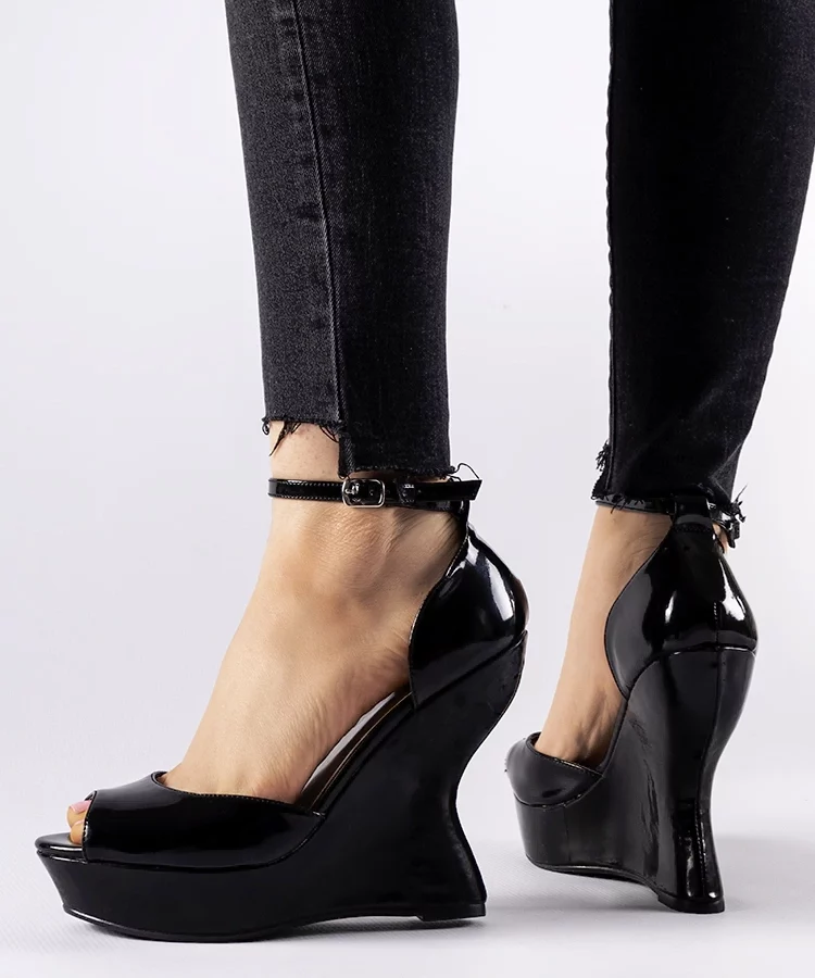 Czarne lakierowane sandały na koturnie Flangan