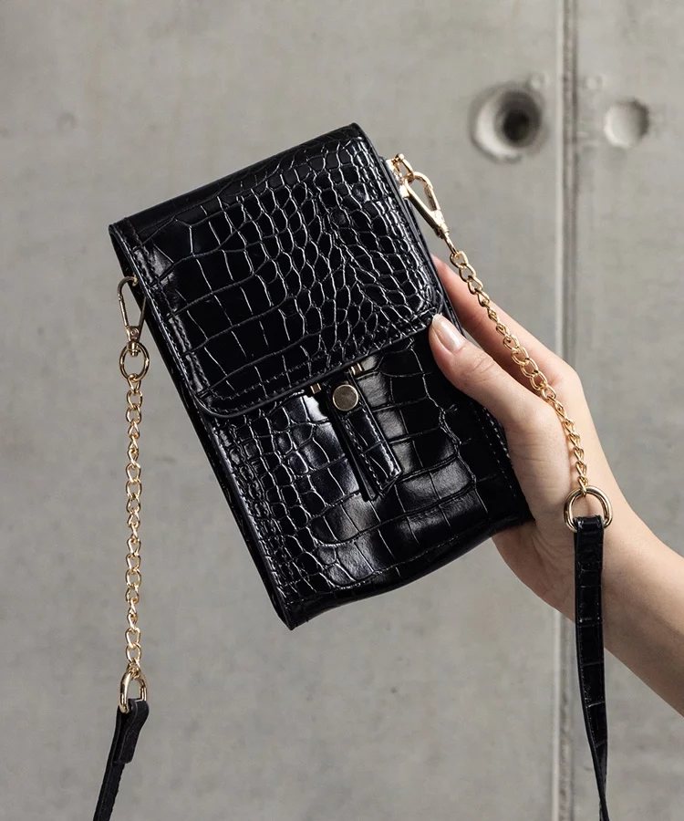 Czarna torebka zdobiona tłoczeniem Decatur