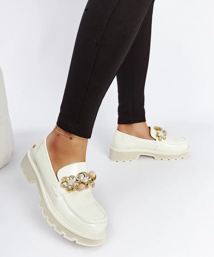 Beżowe skórzane mokasyny lakierowane GOE NN2N4202