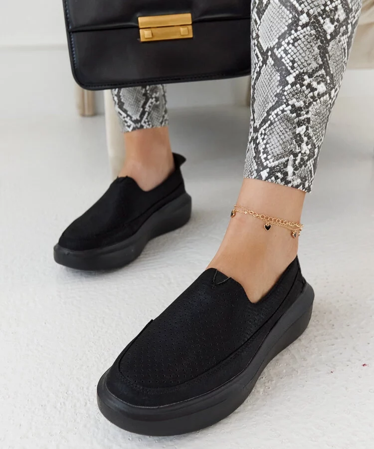 Półbuty czarne ażurowe na grubej podeszwie Marcie