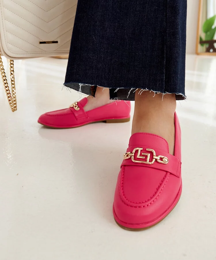 Różowe mokasyny zdobione łańcuszkiem Kuens