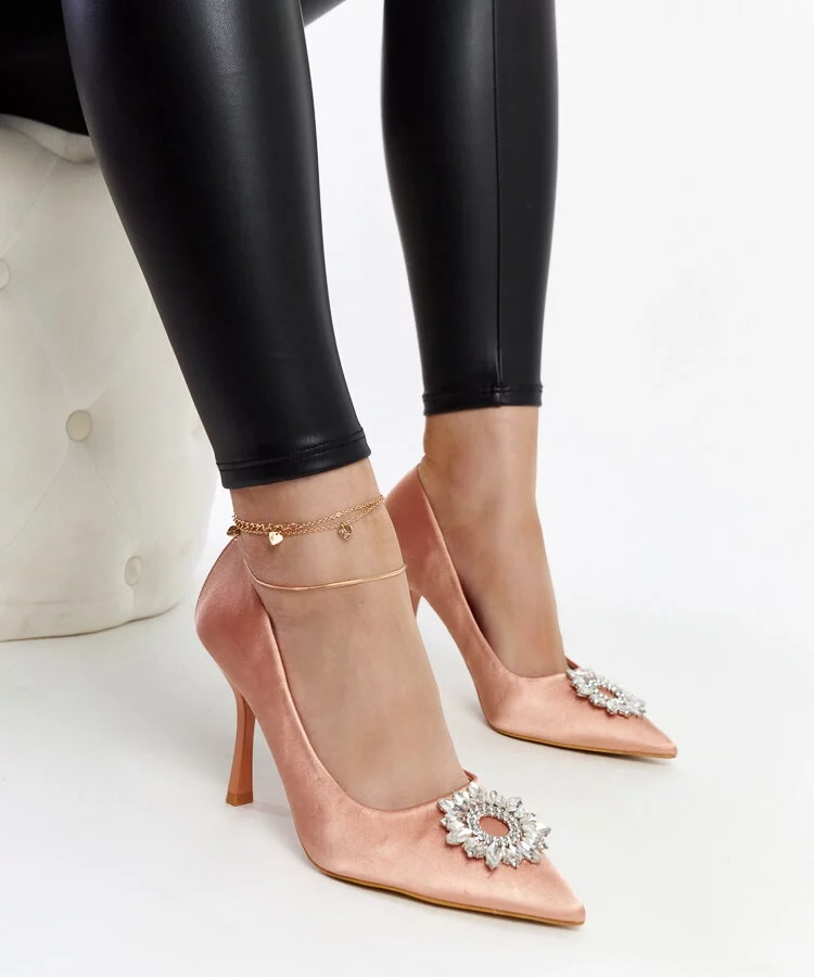 Beżowe szpilki o satynowym wykończeniu z cyrkoniami Susegana