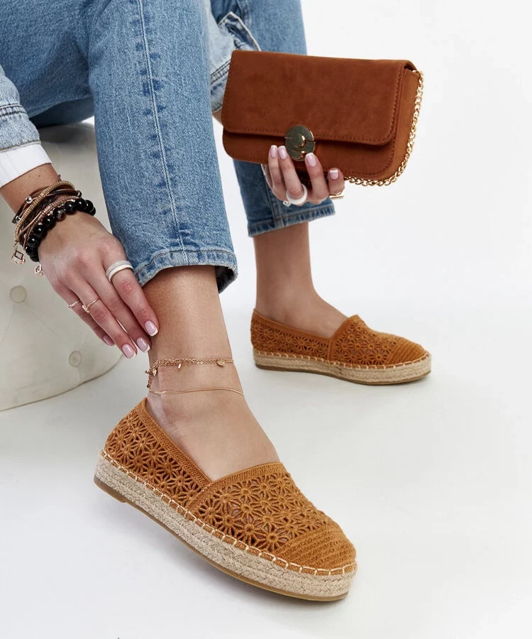 Brązowe koronkowe espadryle na platformie Samra