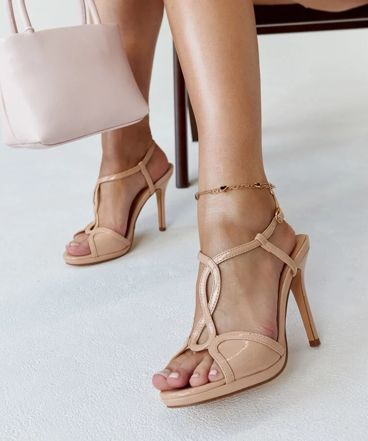 Jasnoróżowe lakierowane sandały na szpilce Vappu