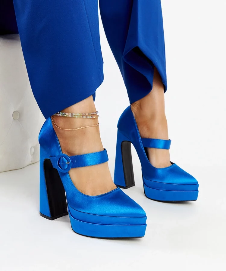 Niebieskie czółenka na wysokim słupku Mikea