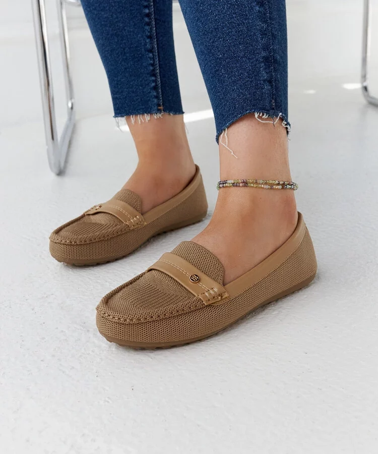 Beżowe materiałowe mokasyny Fombio