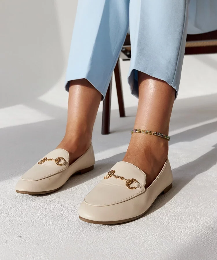 Beżowe mokasyny z klamerką Erminia