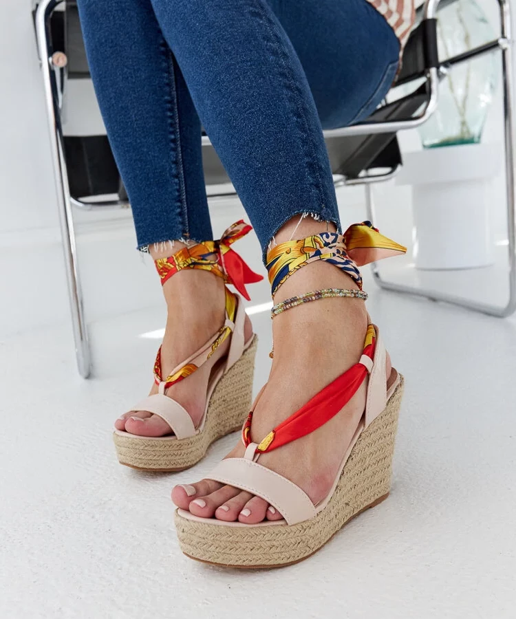 Beżowe wiązane sandałki na koturnie Aziza