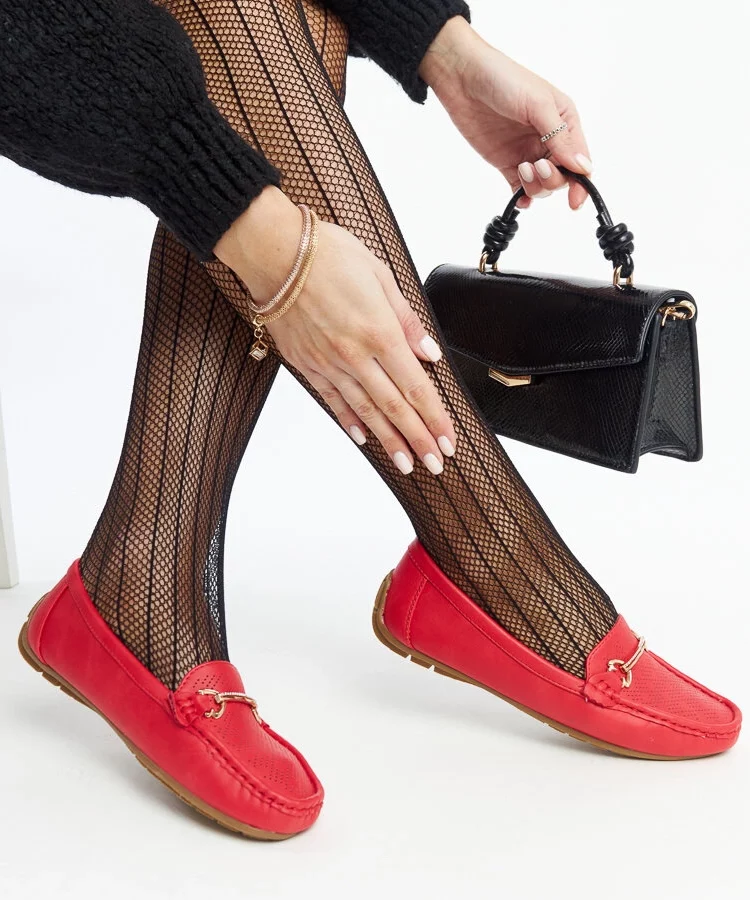 Czerwone mokasyny z ozdobną klamerką Adila