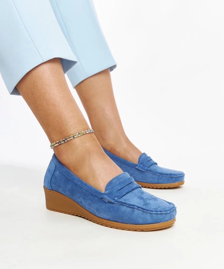 Niebieskie zamszowe mokasyny na koturnie Sakena