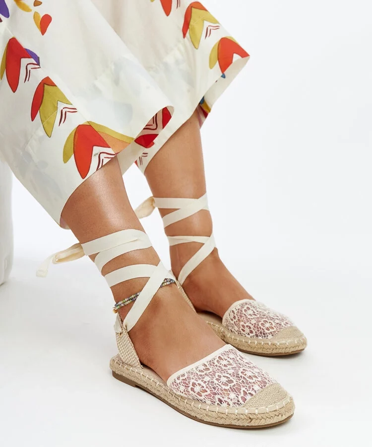 Beżowe koronkowe espadryle z odkrytą piętą Teha