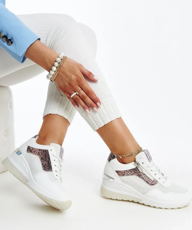 Białe sneakersy damskie  na koturnie CROSS JEANS