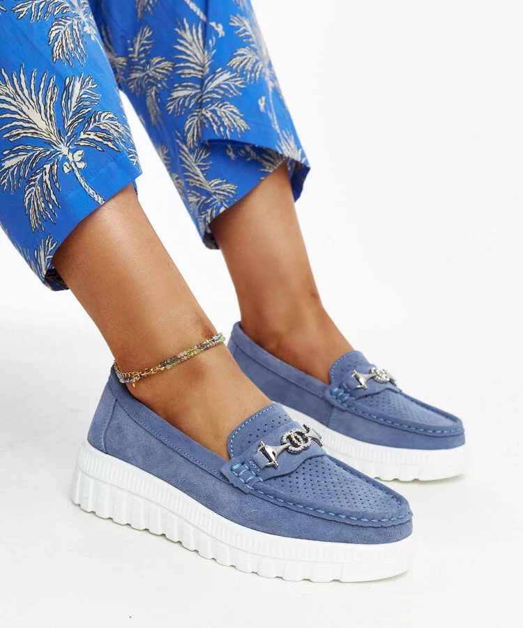 Niebieskie skórzane półbuty z ozdobną klamerką Taija