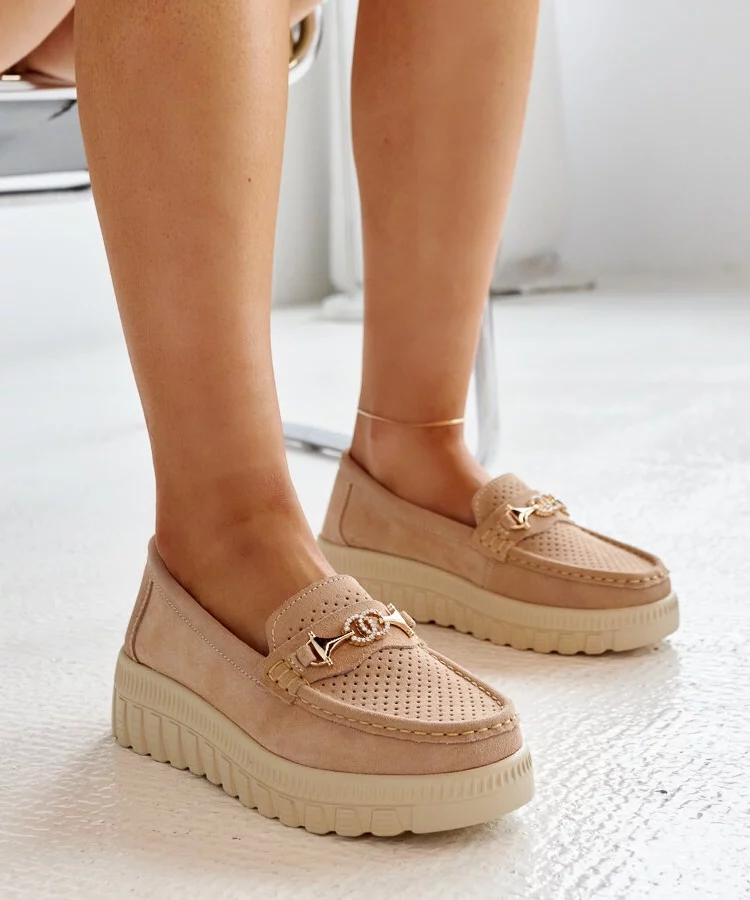 Beżowe skórzane półbuty z ozdobną klamerką Taija