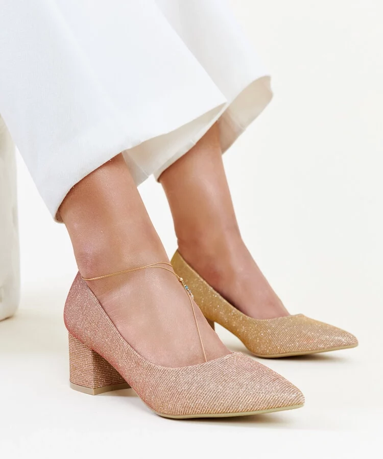 Różowe świecące czółenka na słupku Laity