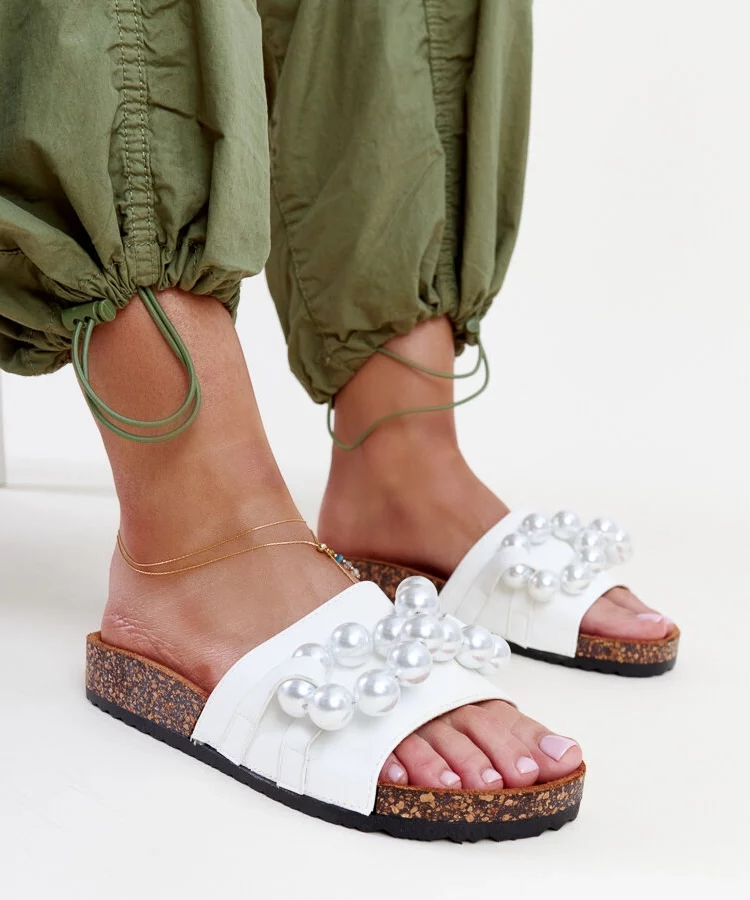 Białe klapki na korkowej podeszwie z koralami Zlatna