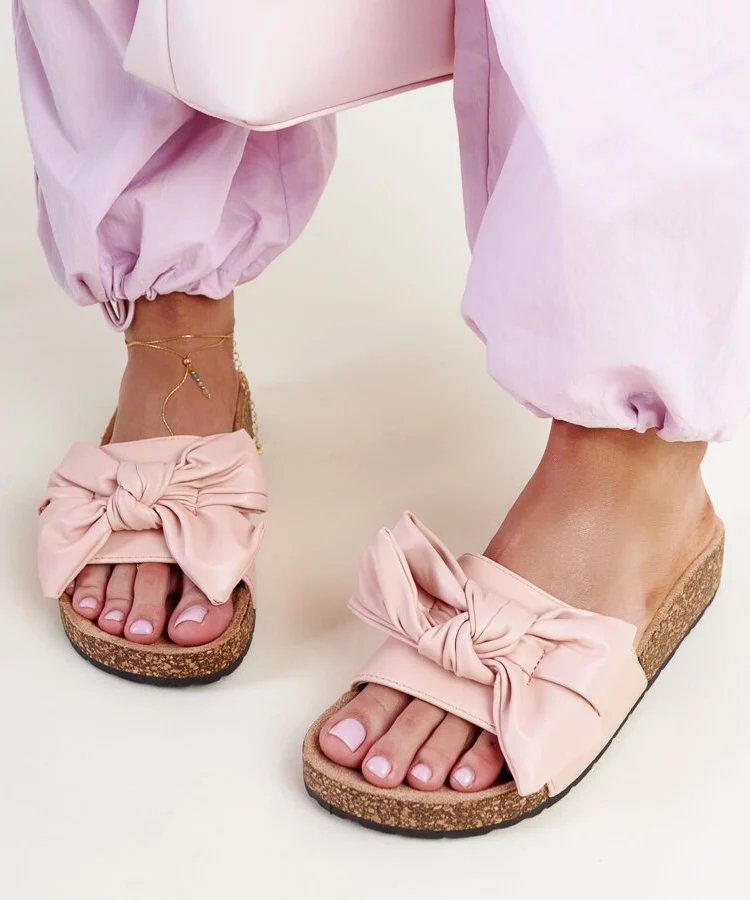 Różowe klapki na korkowej podeszwie z kokardą Petresa