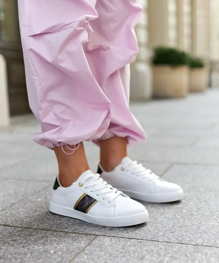 Białe sneakersy z ozdobnym paskiem Grada
