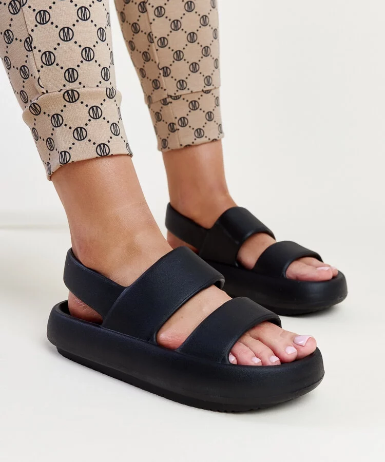 Czarne sandały Attiana