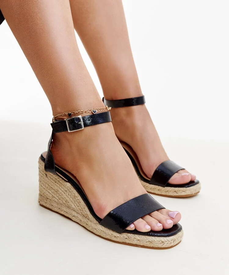 Czarne sandały na koturnie Zuhura