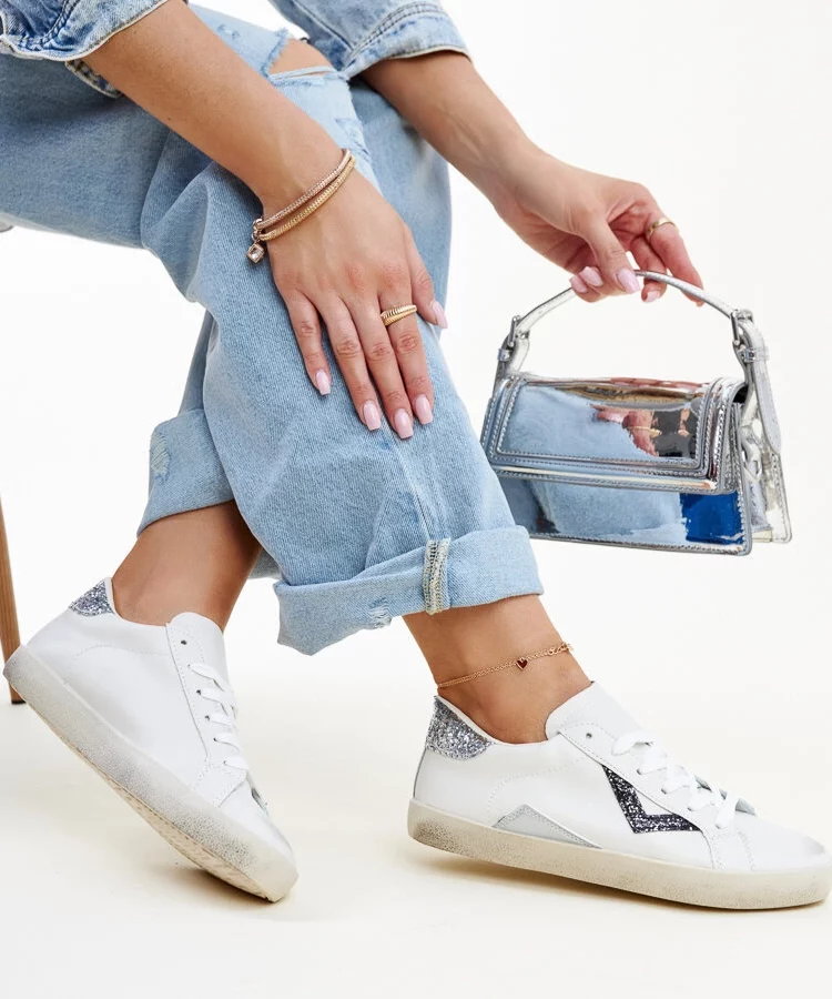 Białe sneakersy z efektem ,,znoszenia'' Gombola