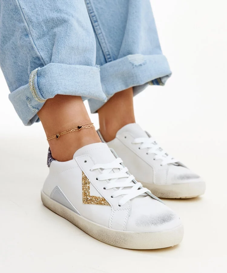 Białe sneakersy z efektem ,,znoszenia'' Gombola