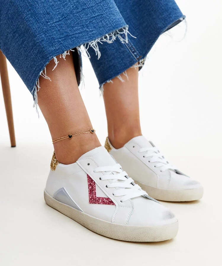 Białe sneakersy z efektem ,,znoszenia'' Gombola