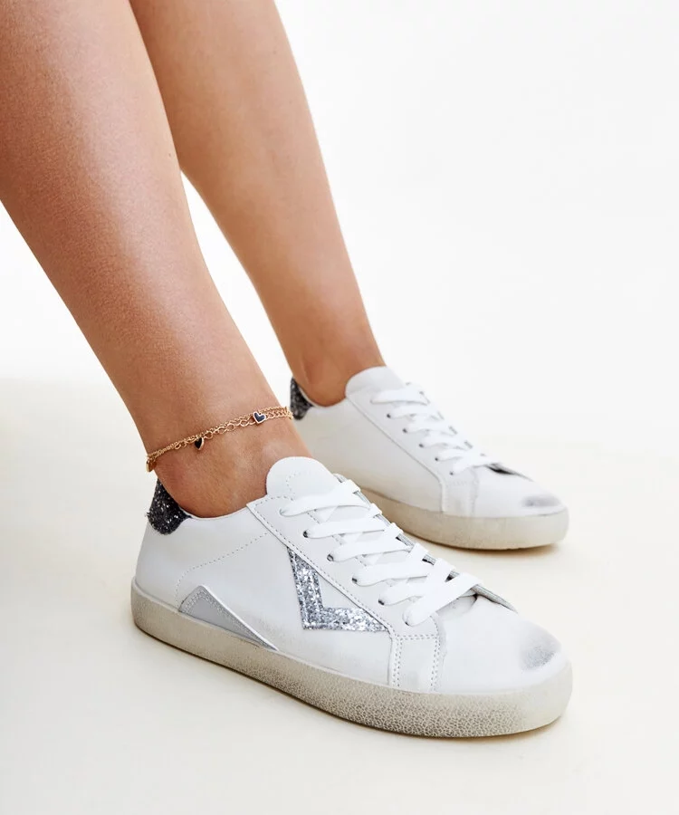 Białe sneakersy z efektem ,,znoszenia'' Gombola