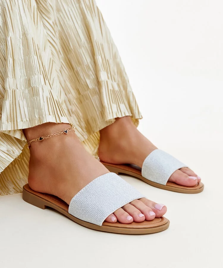 Srebrne błyszczące klapki Anilsa