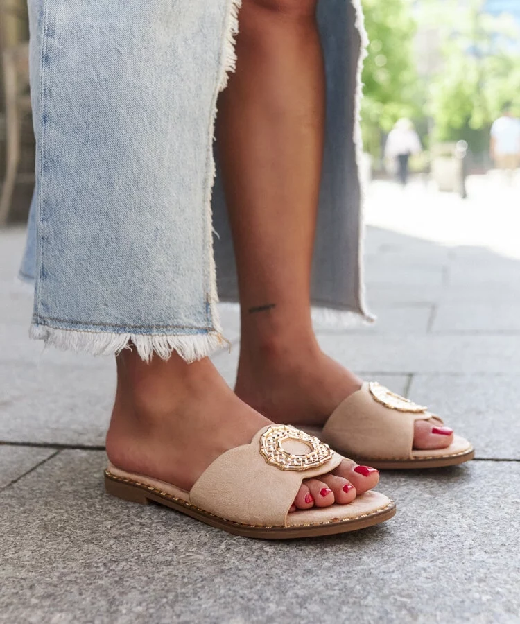 Beżowe klapki ze skórzaną wkładką Buenas