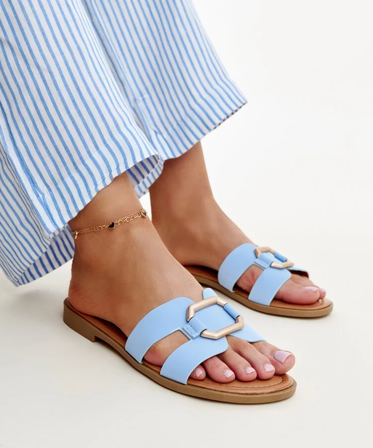 Niebieskie klapki z klamerką Isana