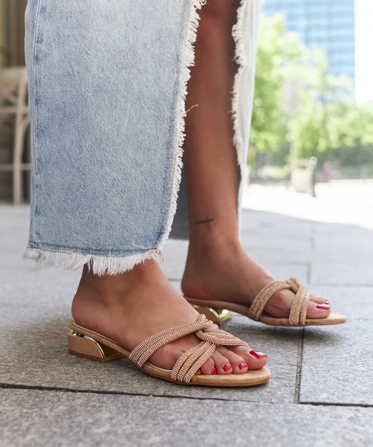 Beżowe klapki na niskim obcasie ozdobione cyrkoniami Ulma