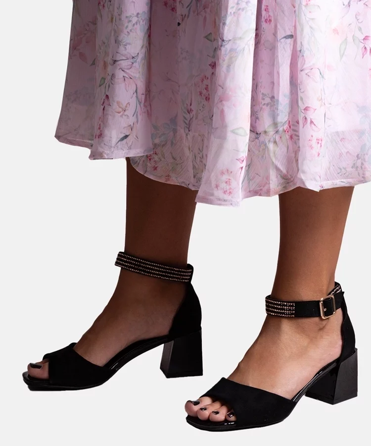 Czarne sandały na lakierowanym słupku Athir