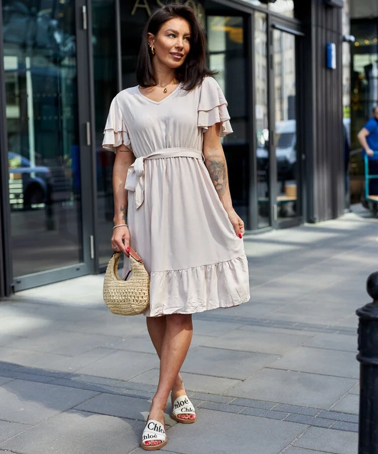 Beżowa sukienka midi z paskiem Sagasa