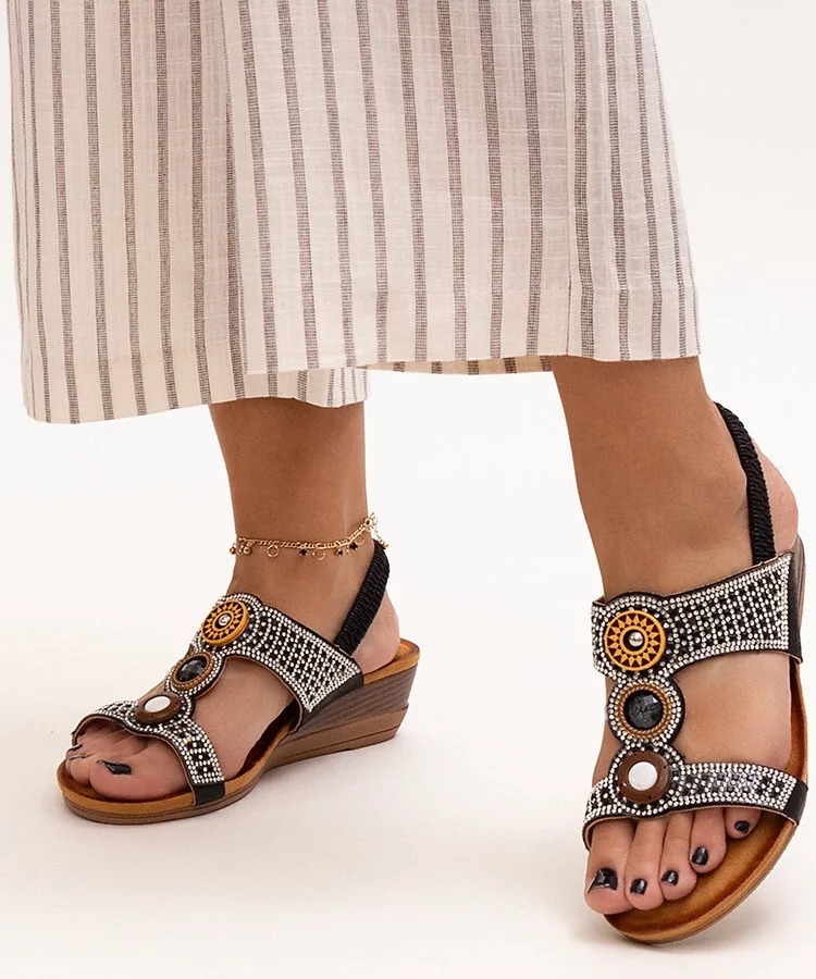 Błyszczące sandały na niskiej koturnie Azeeza