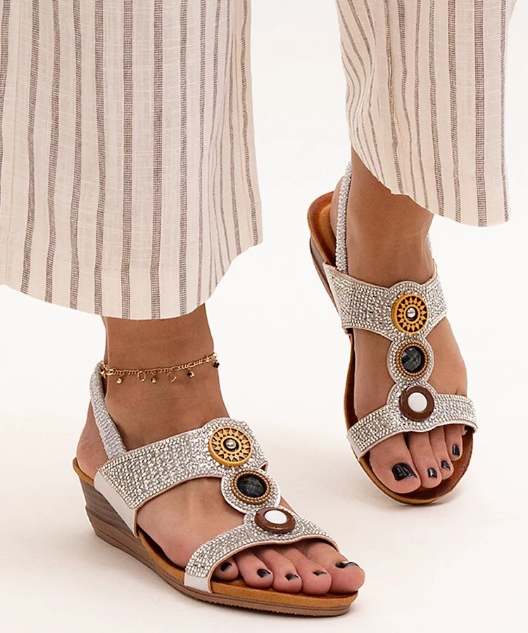 Błyszczące sandały na niskiej koturnie Azeeza