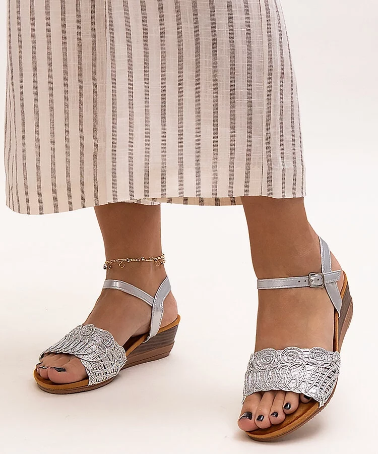 Haftowane sandały na niskiej koturnie Maimoona