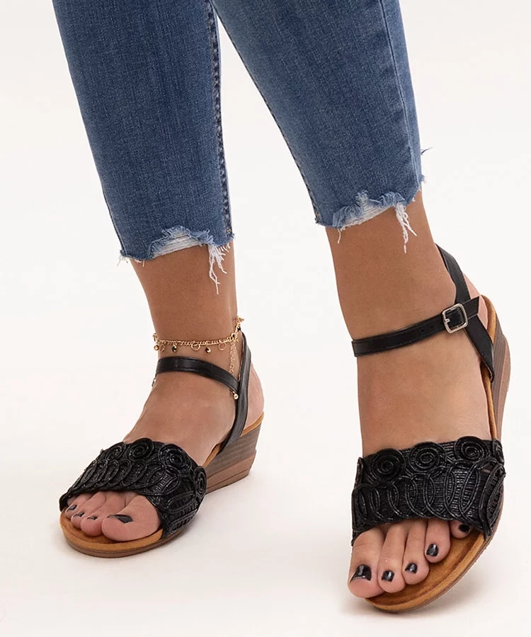 Haftowane sandały na niskiej koturnie Maimoona