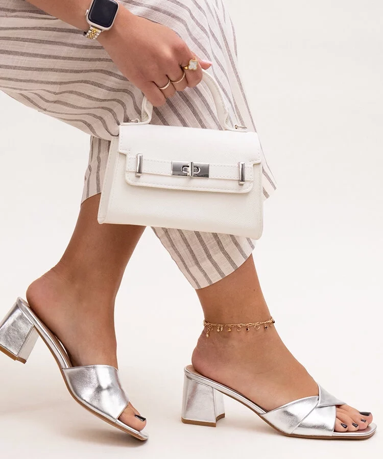 Srebrne klapki na słupku Fanan