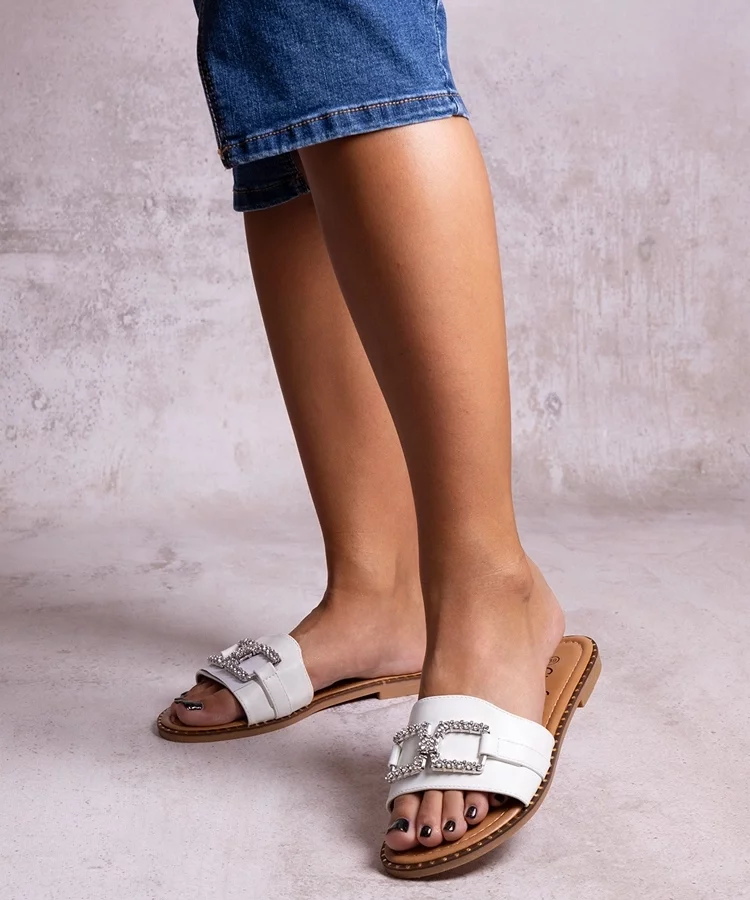 Białe klapki z ozdobną klamerką Rochaela